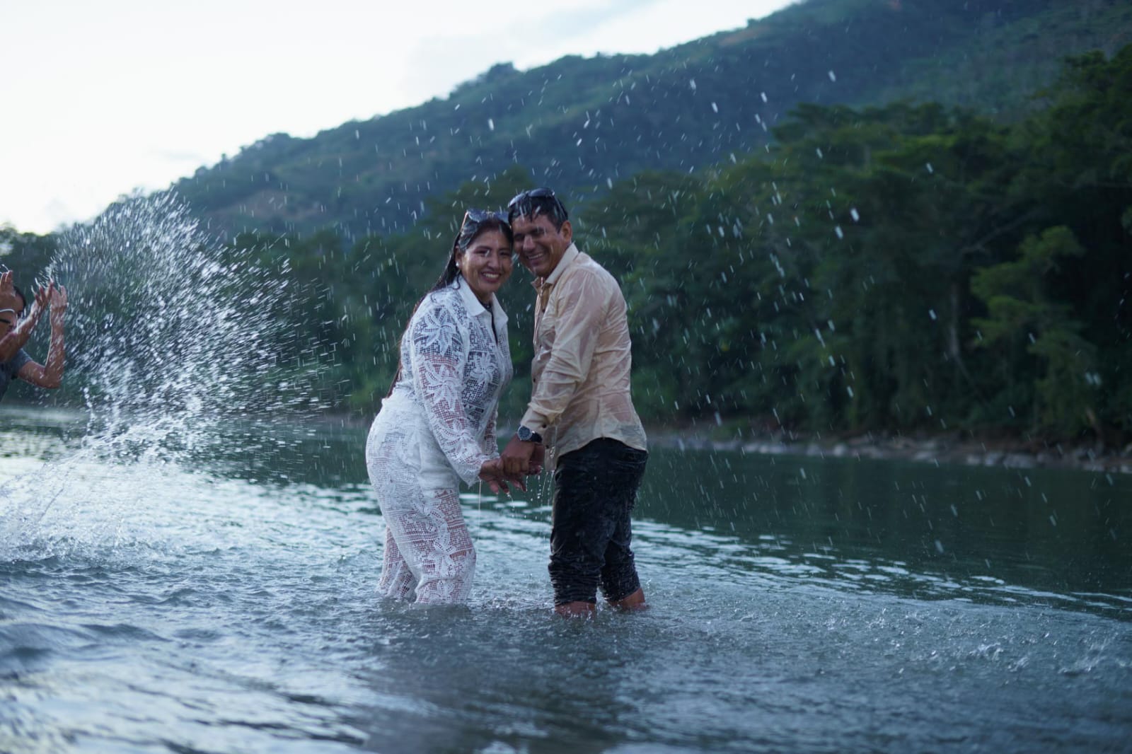 Genner y Giovana en el río
